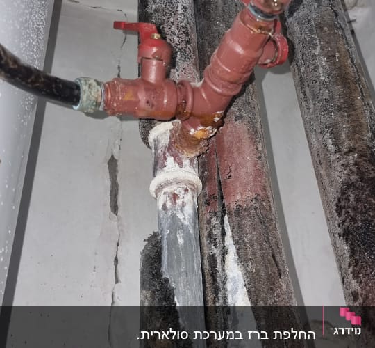 צינורות מים עם ברזים חלודים ותיקונים